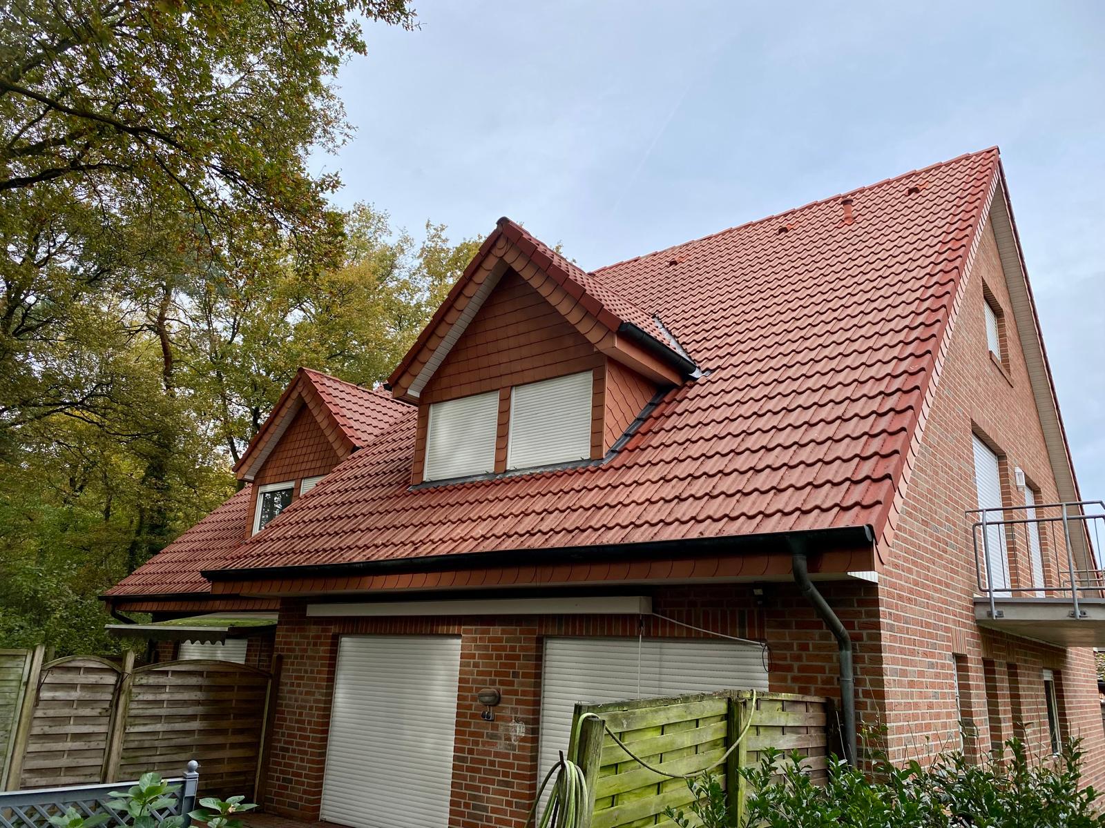 Dachreinigung Gronau Nachher: Das saubere Dach in Gronau gl&auml;nzt wieder wie am ersten Tag.